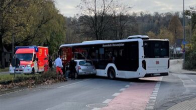 POL-BI: Unfall zwischen Pkw und abbiegendem Bus