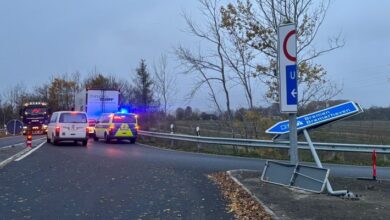 POL-CUX: Sattelzug-Fahrer beschädigt bei missglücktem Abbiegemanöver an der Anschlussstelle Altenwalde der BAB27 mehrere Straßenschilder und seinen Sattelzug (Foto in der Anlage)