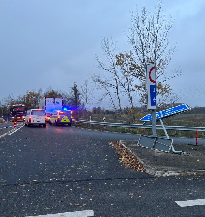 POL-CUX: Sattelzug-Fahrer beschädigt bei missglücktem Abbiegemanöver an der Anschlussstelle Altenwalde der BAB27 mehrere Straßenschilder und seinen Sattelzug (Foto in der Anlage)