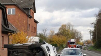 POL-HF: Verkehrsunfall beim Abbiegen - Fahrzeug schleudert gegen Mauer