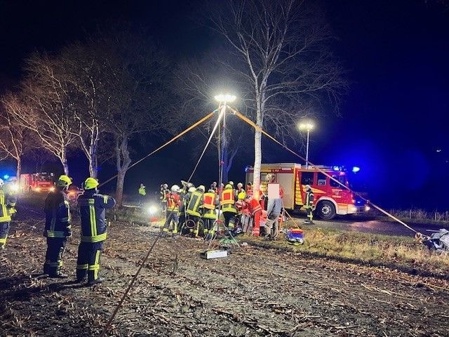 POL-STD: 19-jähriger Autofahrer bei Unfall in der Gemarkung Ahlerstedt schwer verletzt - Beifahrerin mit leichten Verletzungen