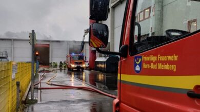 FW Horn-Bad Meinberg: Staubexplosion in Holzheizkraftwerk - Glutnester sorgen für langwierigen Feuerwehreinsatz