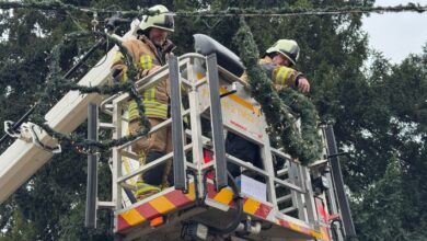 FW Tönisvorst: Die Weihnachtsbeleuchtung in Vorst ist bereit. Die Freiwilligen Feuerwehr Tönisvorst unterstützt die Kolpingfamilie beim Aufhängen der Weihnachtsbeleuchtung im Vorster Ortskern.