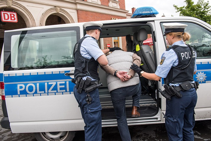 Bundespolizeidirektion München: Eine Fahrt, zwei Einlieferungen/ Bundespolizei bringt Migranten in Haft